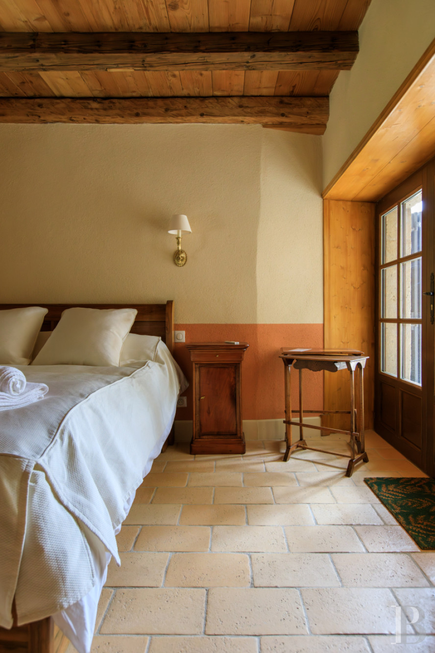 Dans le Haut-Bugey, à mi-chemin entre Lyon et Genève, une ferme abbatiale du 17e siècle transformée en une vaste et confortable demeure.  - photo  n°26